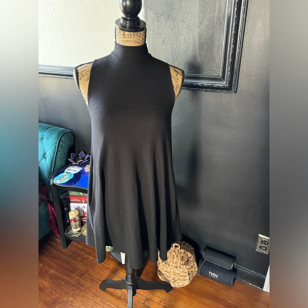 Black sleeveless dress with pockets!